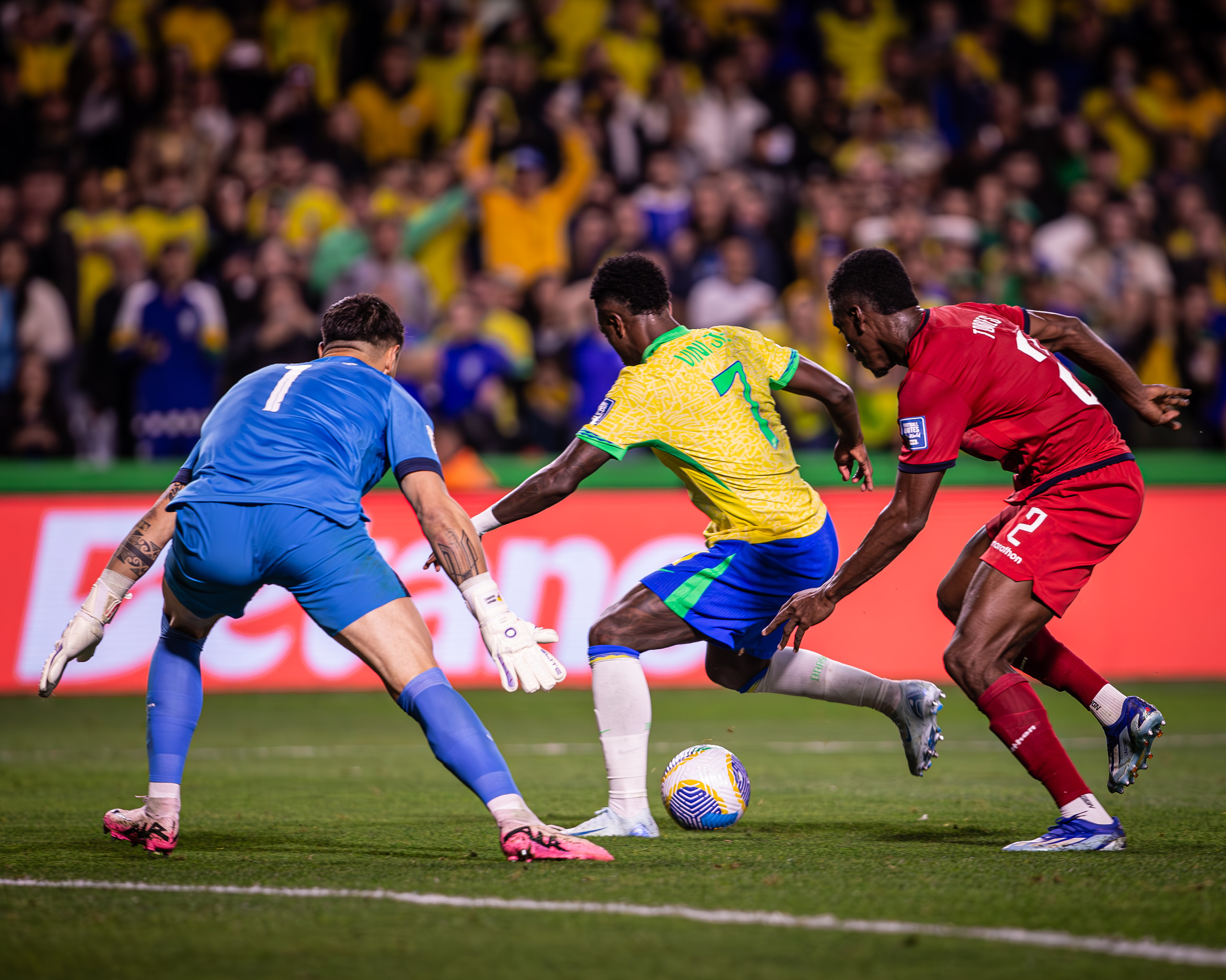 disputa-de-bola-em-campo-por-2-jogadores-e-guardaredes-por-victor-froes-fotografo-esportivo