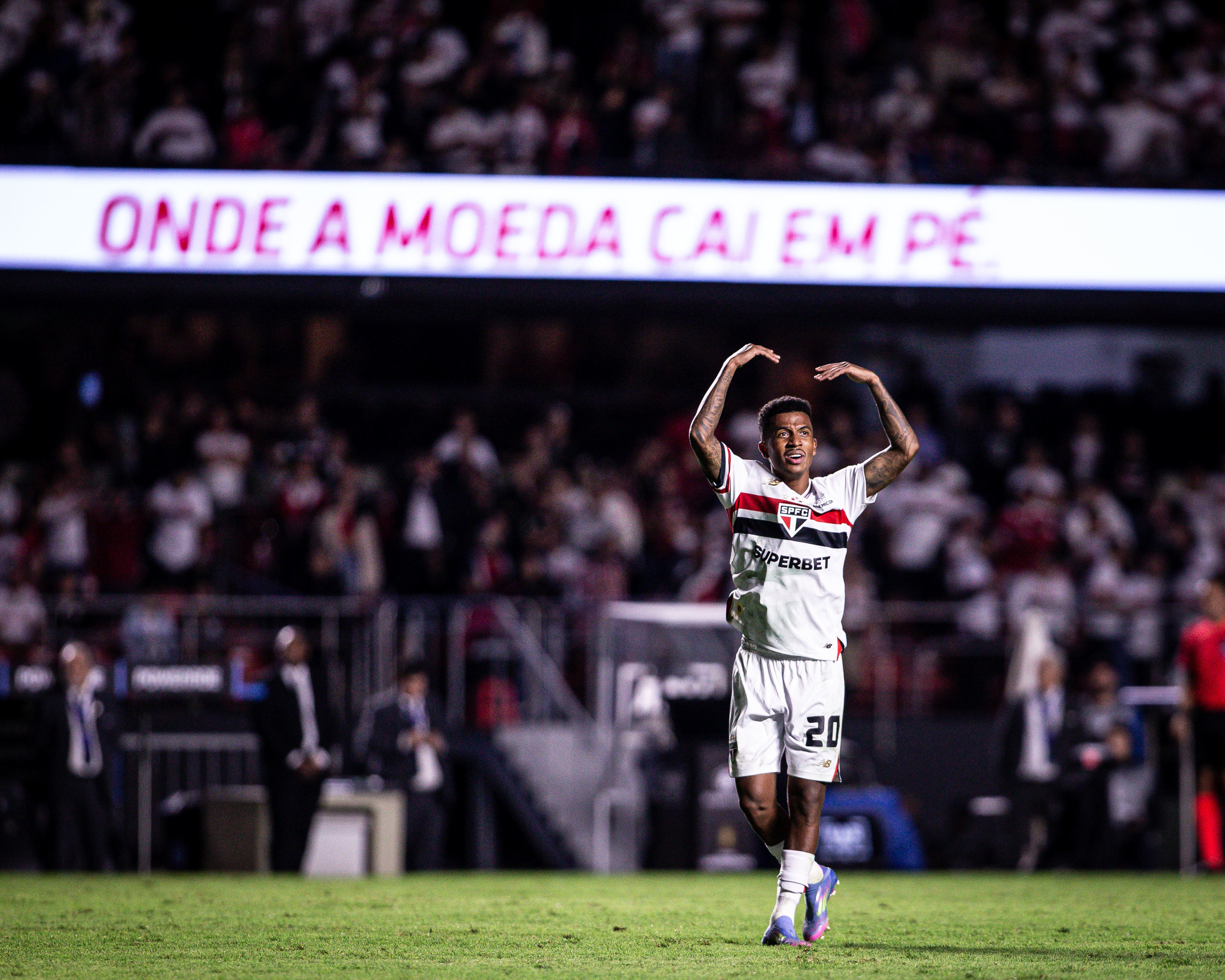 jogador-vibrando-com-as-bancadas