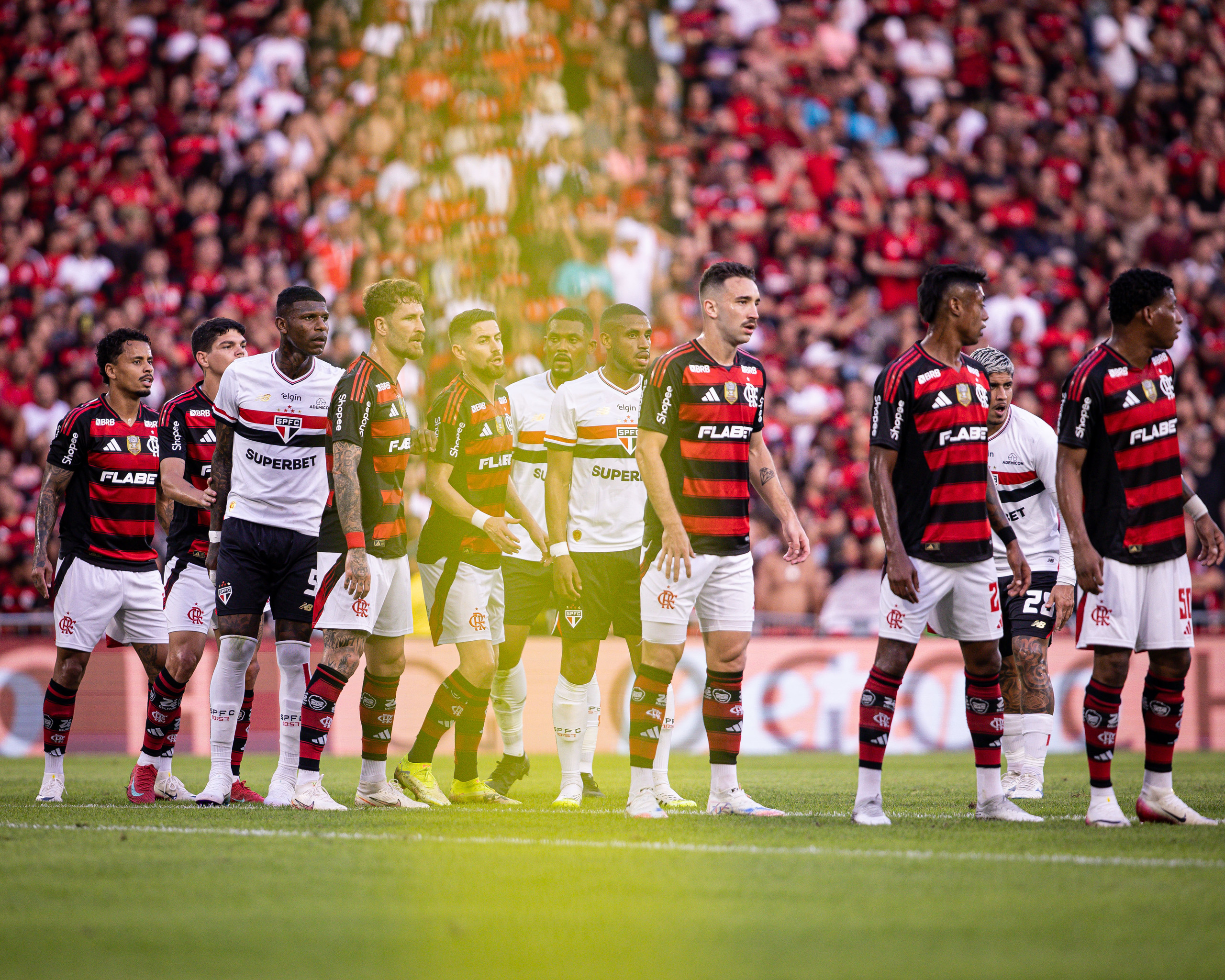 jogadores-em-campo-em-momento-tenso-fotografia-esportiva