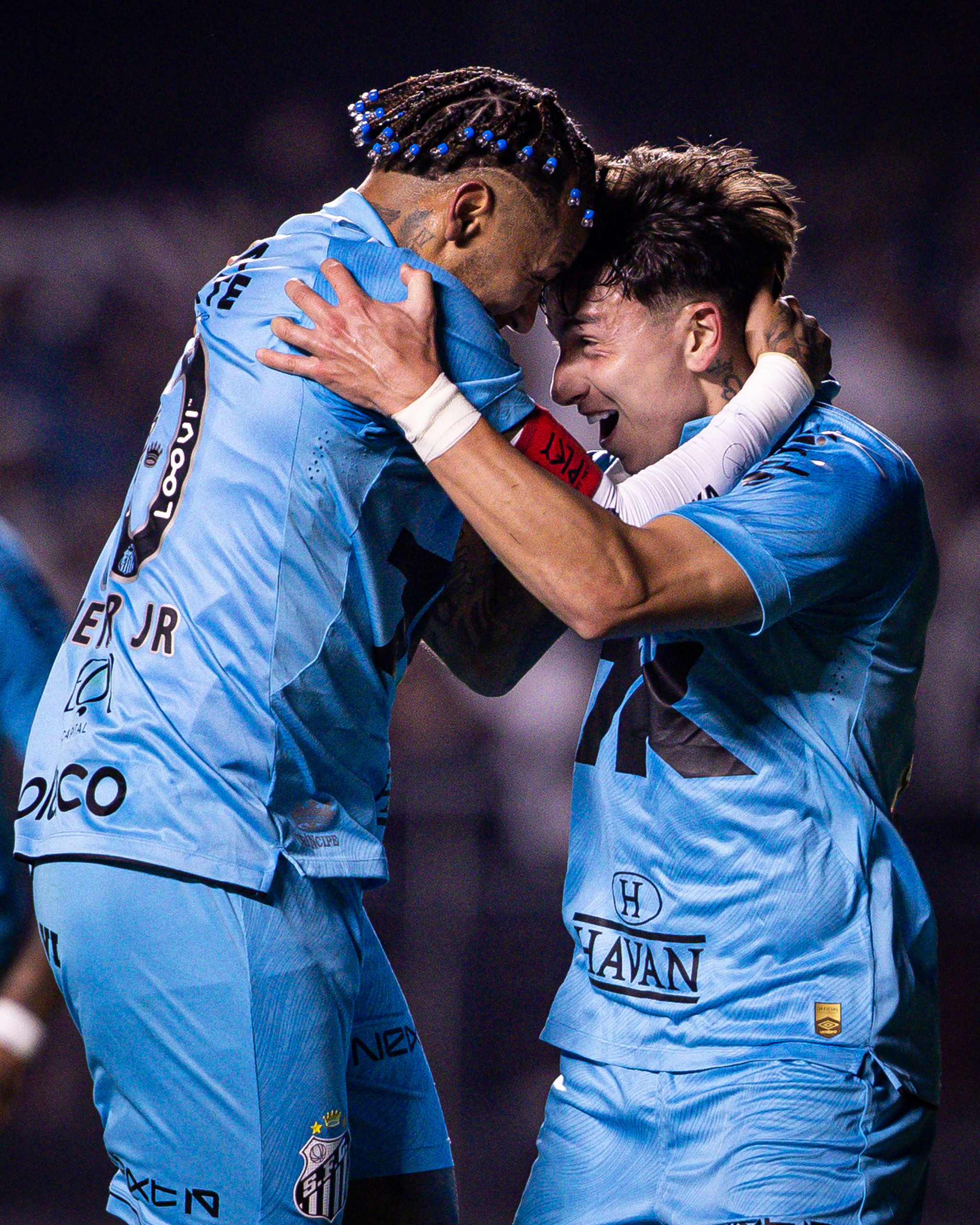 jogadores-em-celebraçado-abracados-partida-de-futebol-fotografia-esportiva