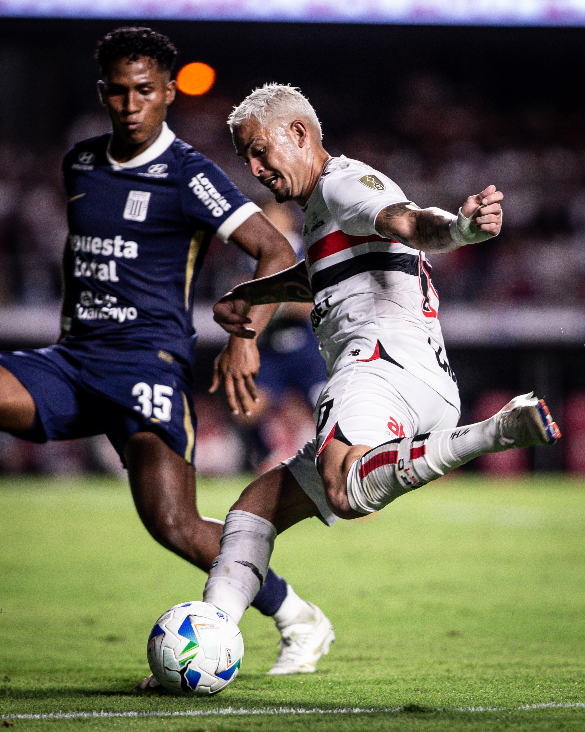 jogadores-em-disputa-pela-bola-preparando-marcacao-de-gol