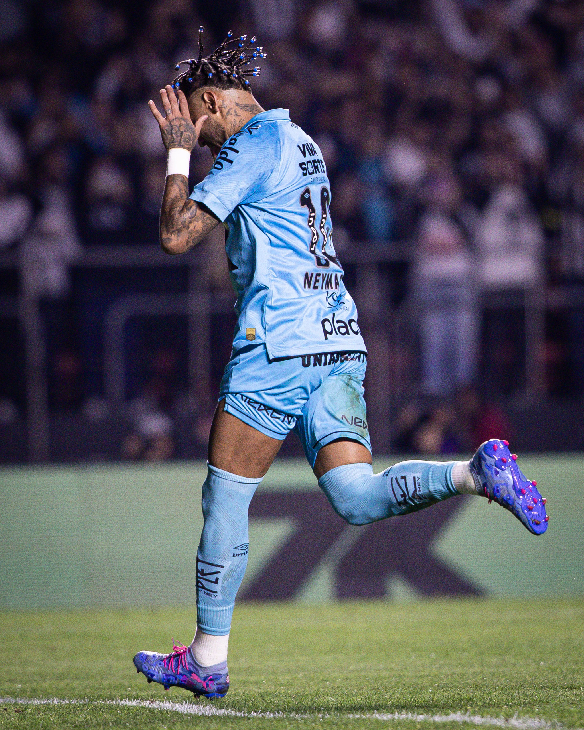 neymar-com-maos-ao-ar